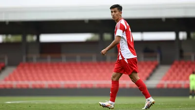 Brentford head coach Keith Andrews says Kevin Schade and Jannik Schuster have trained on grass this week but will undergo...
